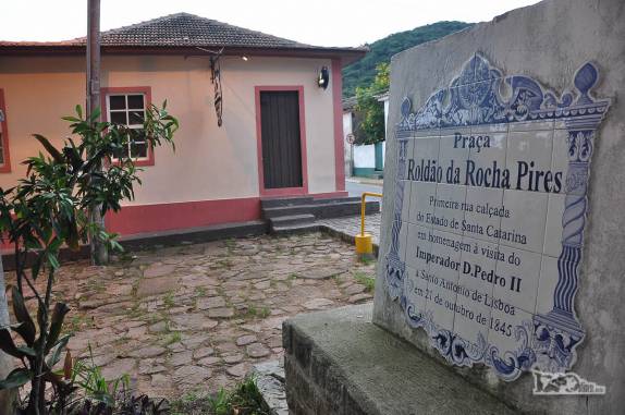 Homenagem à primeira rua calçada do estado, em Santo Antônio de Lisboa, norte de  Florianópolis, Santa Catarina